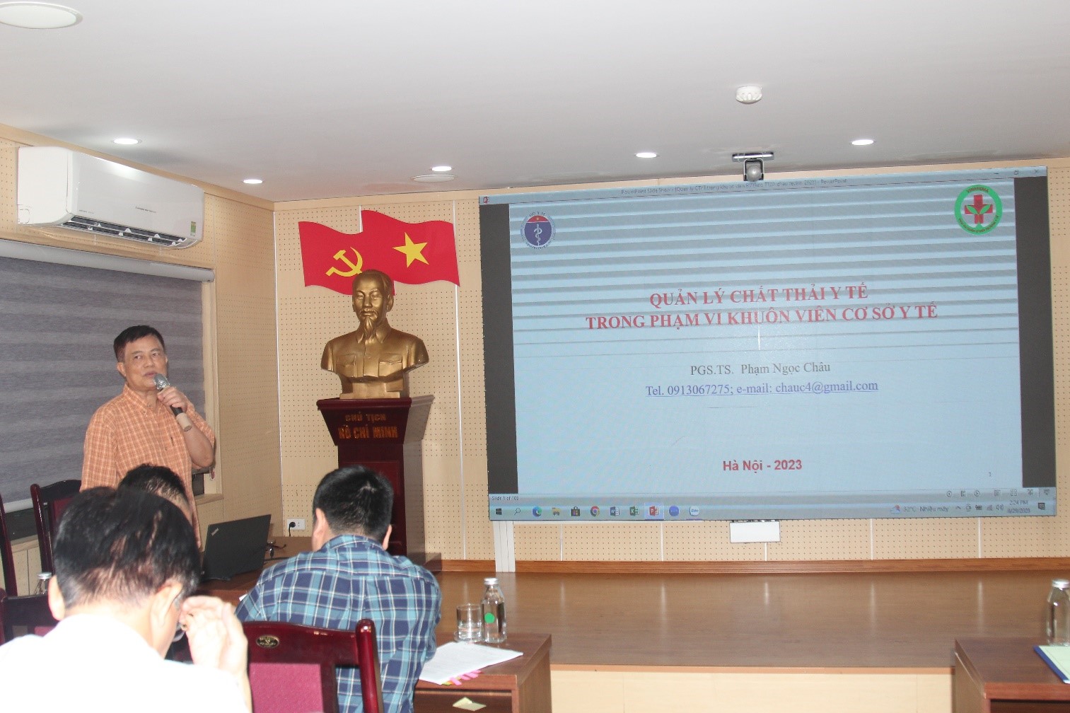 Giảng viên tại buổi tập huấn Quản lý chất thải y tế và xây dựng cơ sở y tế xanh- sạch- đẹp